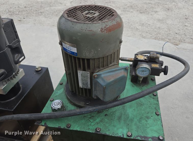 image for item EN3522 (3) pumps