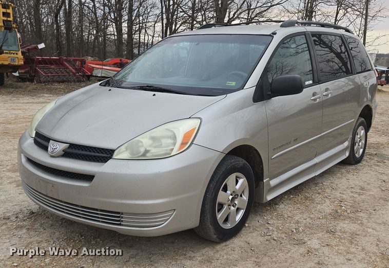 image for item EN3524 2004 Toyota Sienna LE handicap accessible van