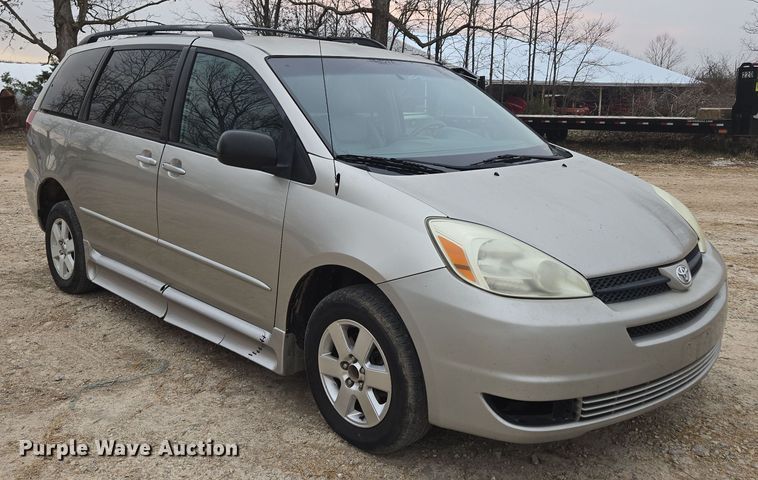 image for item EN3524 2004 Toyota Sienna LE handicap accessible van