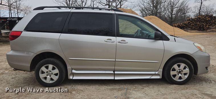 image for item EN3524 2004 Toyota Sienna LE handicap accessible van