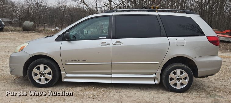 image for item EN3524 2004 Toyota Sienna LE handicap accessible van