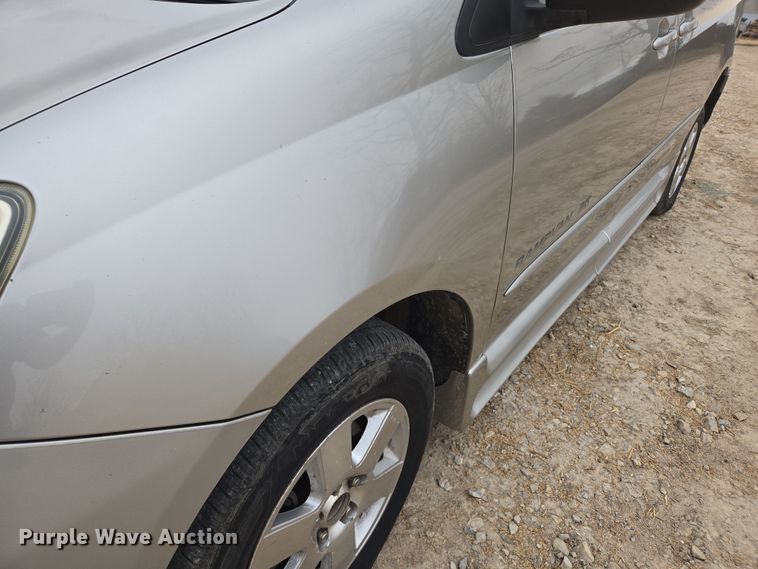 image for item EN3524 2004 Toyota Sienna LE handicap accessible van