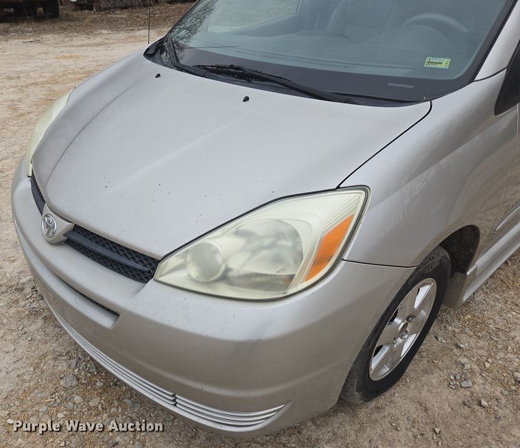 image for item EN3524 2004 Toyota Sienna LE handicap accessible van