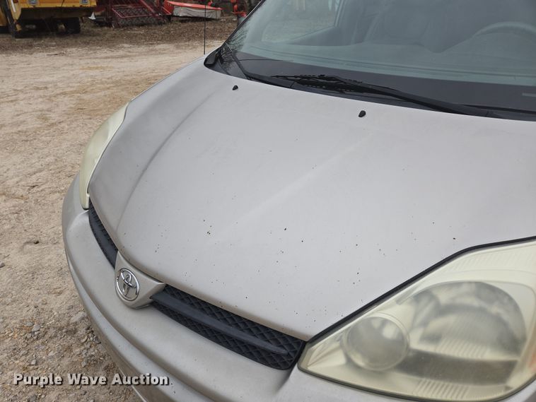 image for item EN3524 2004 Toyota Sienna LE handicap accessible van