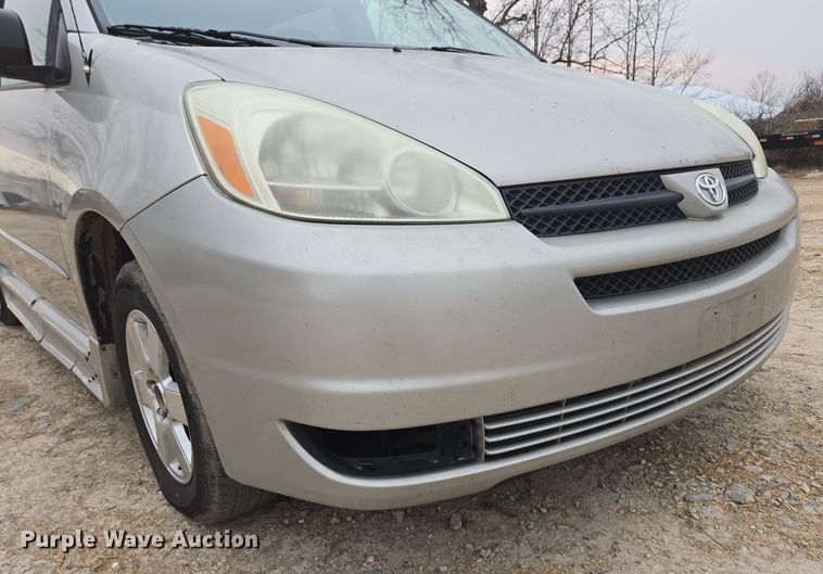 image for item EN3524 2004 Toyota Sienna LE handicap accessible van