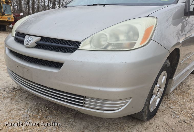 image for item EN3524 2004 Toyota Sienna LE handicap accessible van