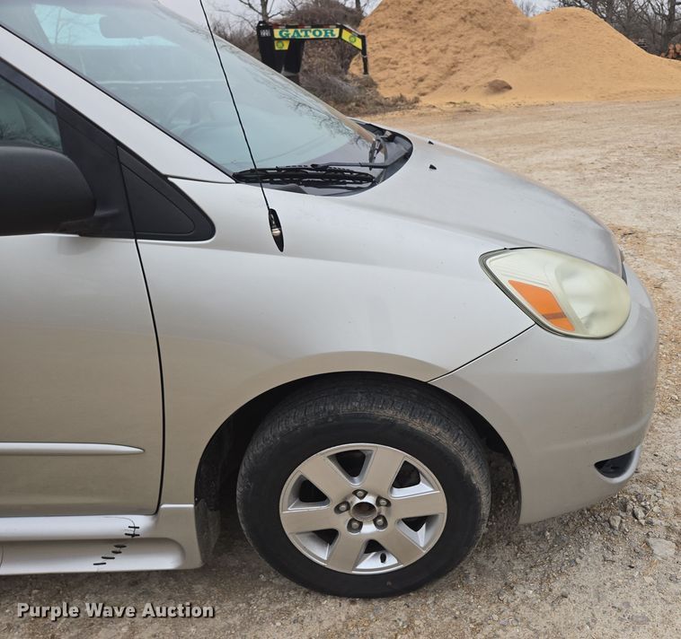 image for item EN3524 2004 Toyota Sienna LE handicap accessible van