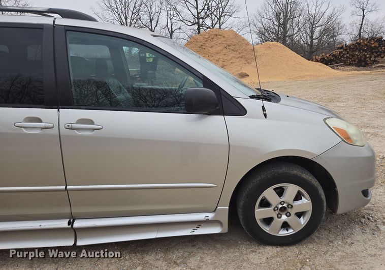 image for item EN3524 2004 Toyota Sienna LE handicap accessible van