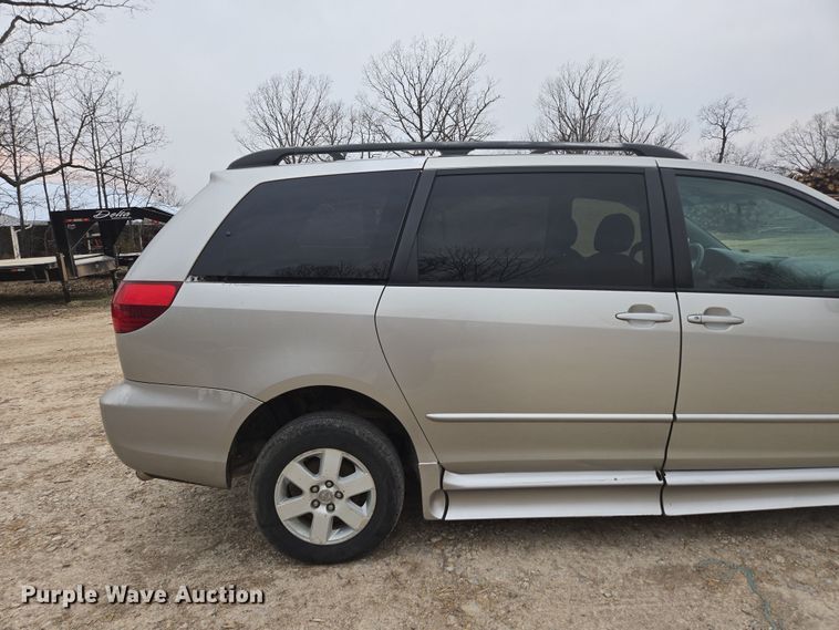 image for item EN3524 2004 Toyota Sienna LE handicap accessible van