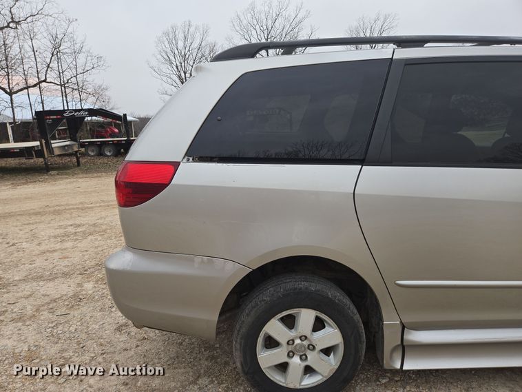 image for item EN3524 2004 Toyota Sienna LE handicap accessible van