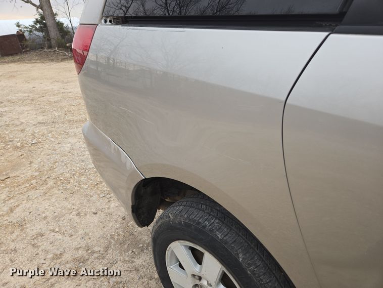 image for item EN3524 2004 Toyota Sienna LE handicap accessible van