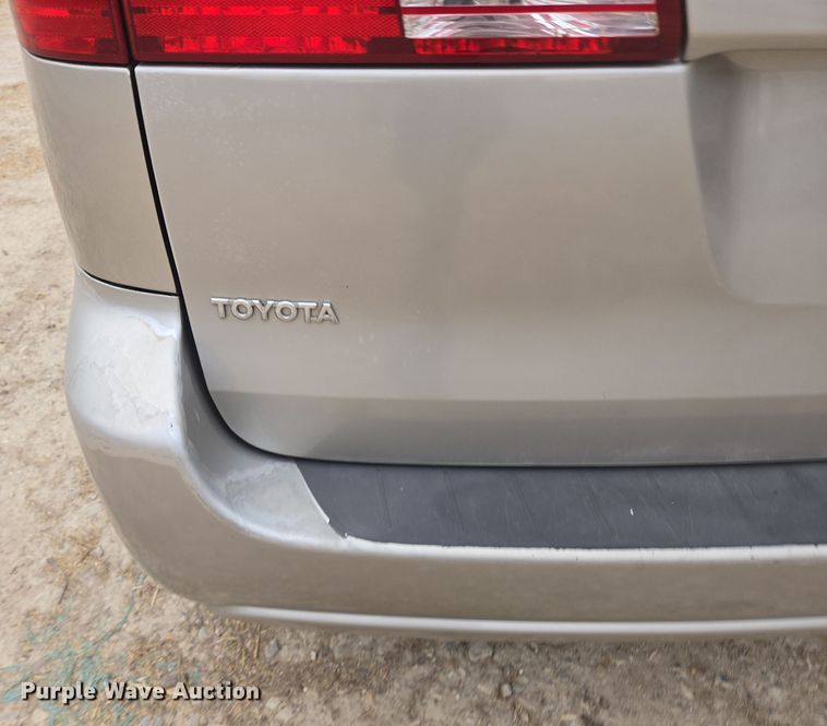 image for item EN3524 2004 Toyota Sienna LE handicap accessible van