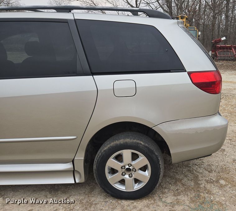 image for item EN3524 2004 Toyota Sienna LE handicap accessible van