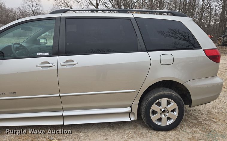 image for item EN3524 2004 Toyota Sienna LE handicap accessible van
