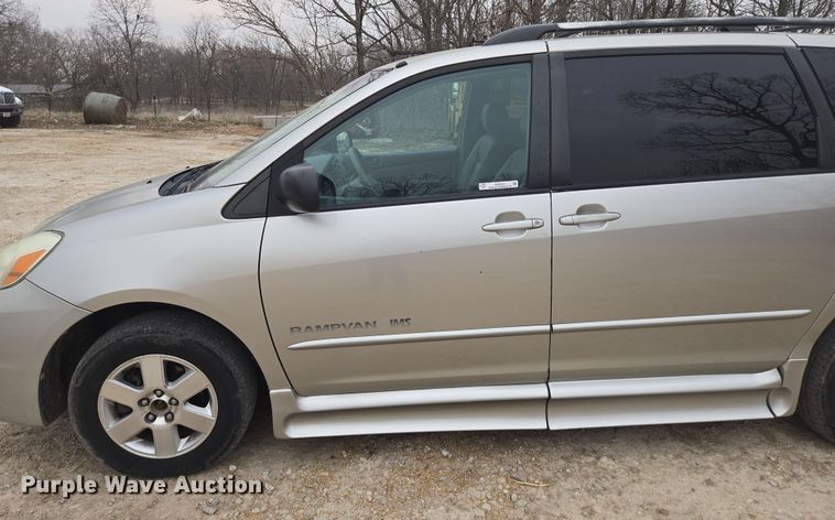 image for item EN3524 2004 Toyota Sienna LE handicap accessible van