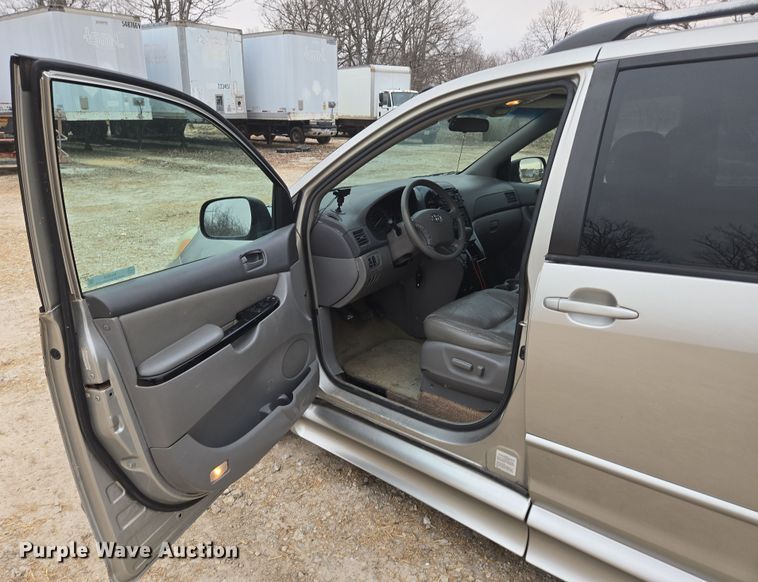 image for item EN3524 2004 Toyota Sienna LE handicap accessible van
