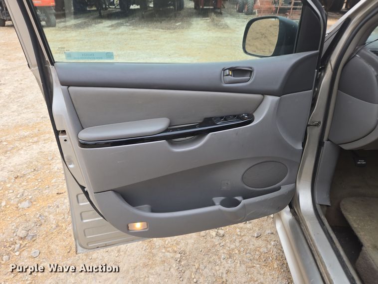 image for item EN3524 2004 Toyota Sienna LE handicap accessible van