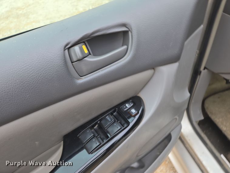 image for item EN3524 2004 Toyota Sienna LE handicap accessible van