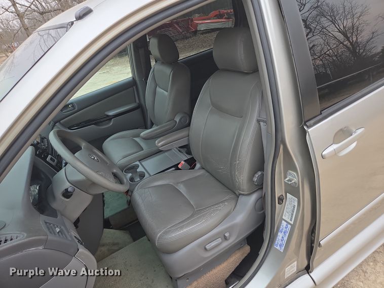 image for item EN3524 2004 Toyota Sienna LE handicap accessible van