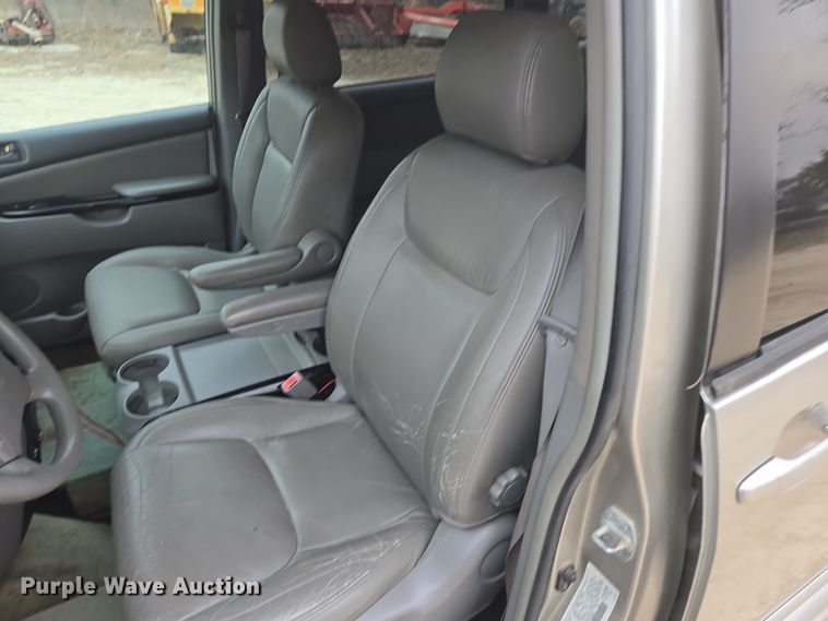 image for item EN3524 2004 Toyota Sienna LE handicap accessible van