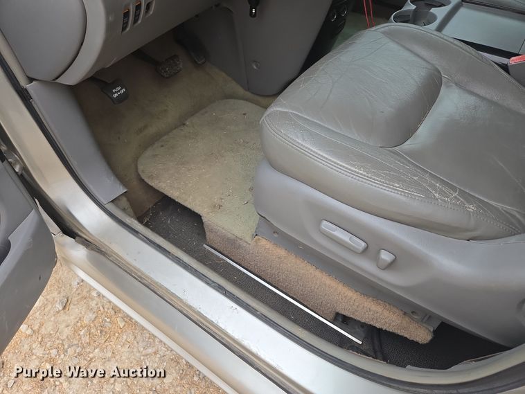 image for item EN3524 2004 Toyota Sienna LE handicap accessible van