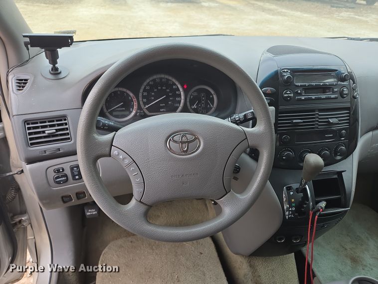 image for item EN3524 2004 Toyota Sienna LE handicap accessible van