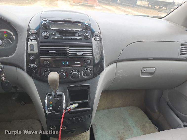 image for item EN3524 2004 Toyota Sienna LE handicap accessible van