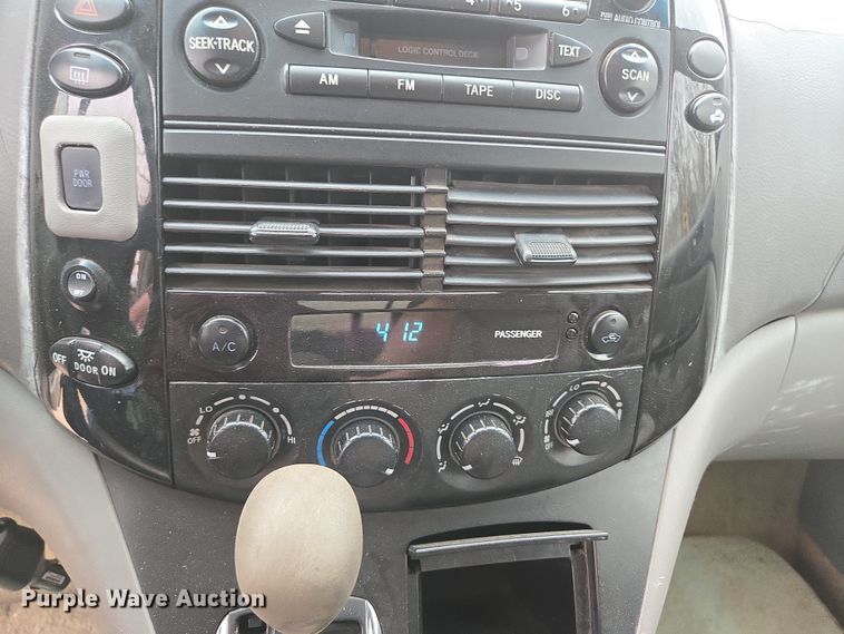 image for item EN3524 2004 Toyota Sienna LE handicap accessible van