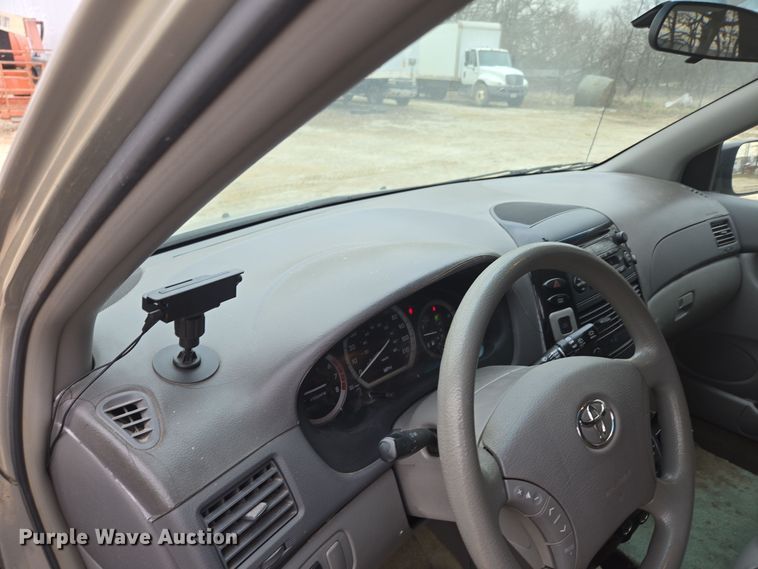 image for item EN3524 2004 Toyota Sienna LE handicap accessible van