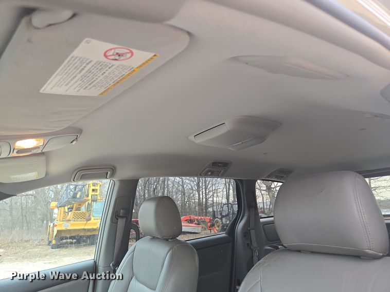 image for item EN3524 2004 Toyota Sienna LE handicap accessible van