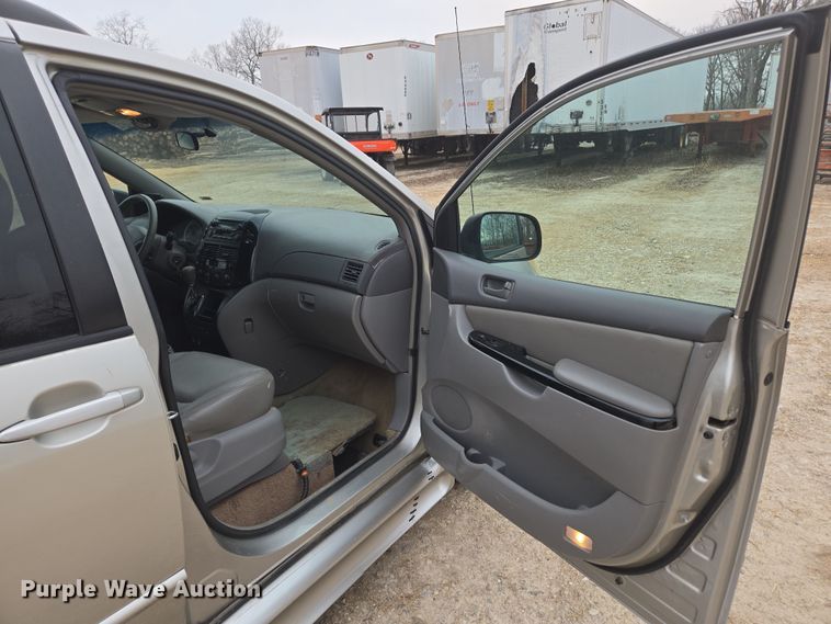 image for item EN3524 2004 Toyota Sienna LE handicap accessible van