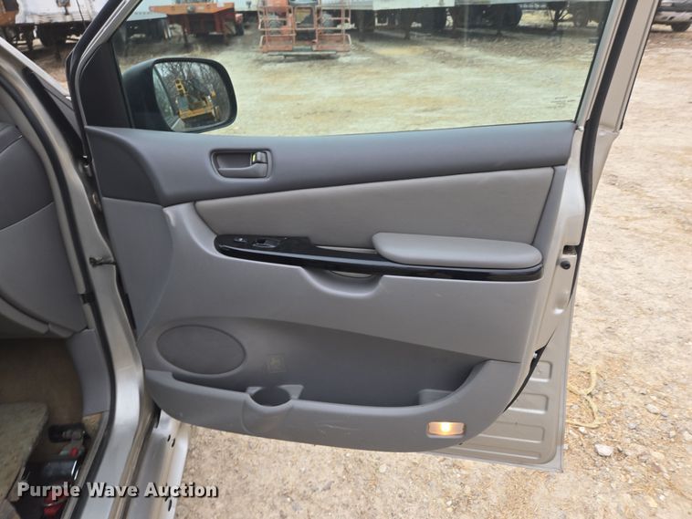 image for item EN3524 2004 Toyota Sienna LE handicap accessible van