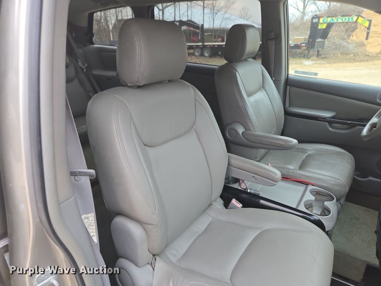 image for item EN3524 2004 Toyota Sienna LE handicap accessible van