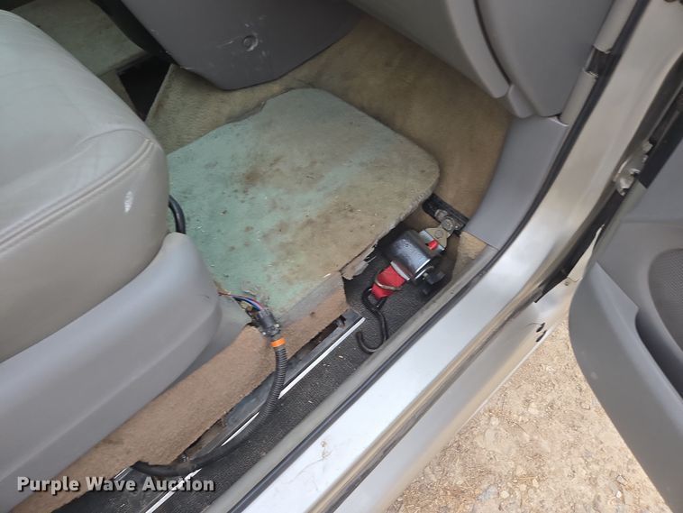 image for item EN3524 2004 Toyota Sienna LE handicap accessible van