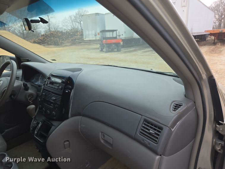 image for item EN3524 2004 Toyota Sienna LE handicap accessible van