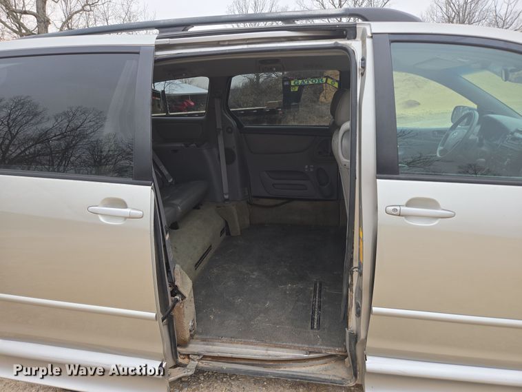 image for item EN3524 2004 Toyota Sienna LE handicap accessible van