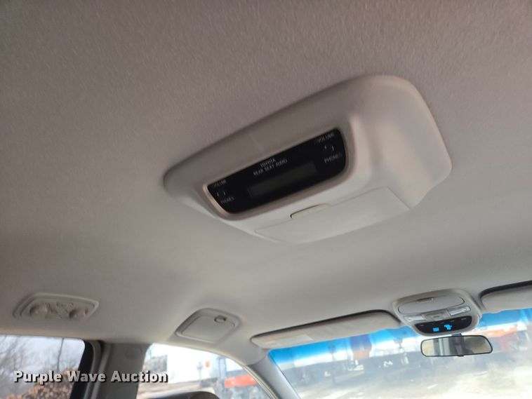 image for item EN3524 2004 Toyota Sienna LE handicap accessible van