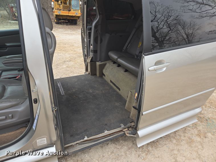 image for item EN3524 2004 Toyota Sienna LE handicap accessible van