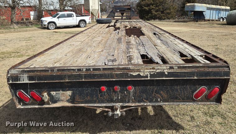 image for item EN8705 2005 LB Trailer equipment trailer