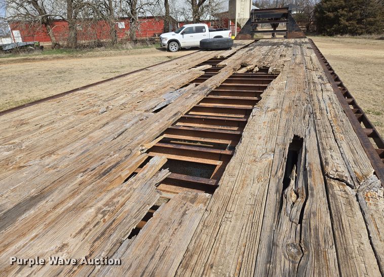 image for item EN8705 2005 LB Trailer equipment trailer