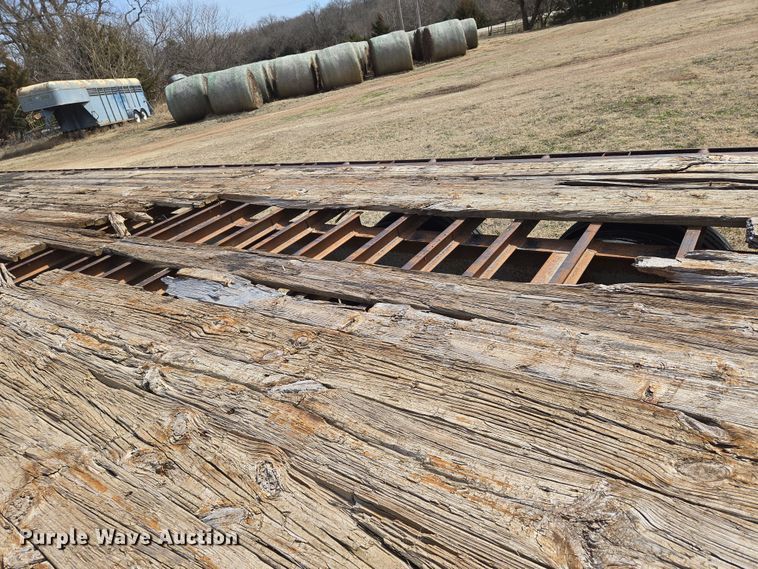 image for item EN8705 2005 LB Trailer equipment trailer