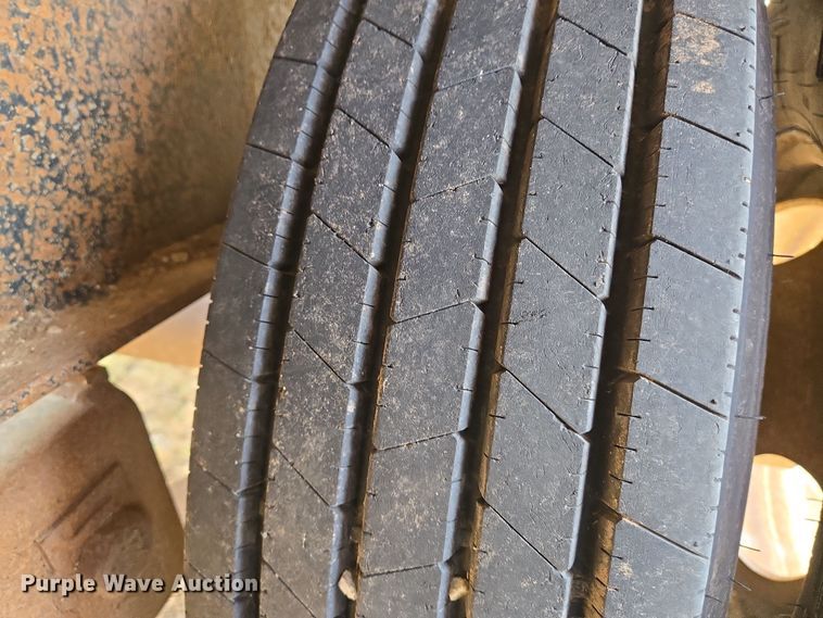 image for item EN8705 2005 LB Trailer equipment trailer