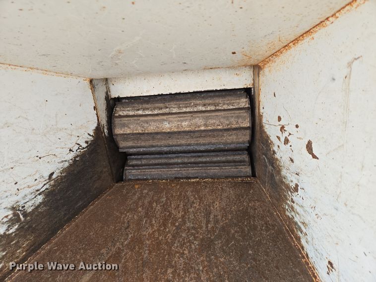 image for item EN8775 1994 Brush Bandit CB90 wood chipper