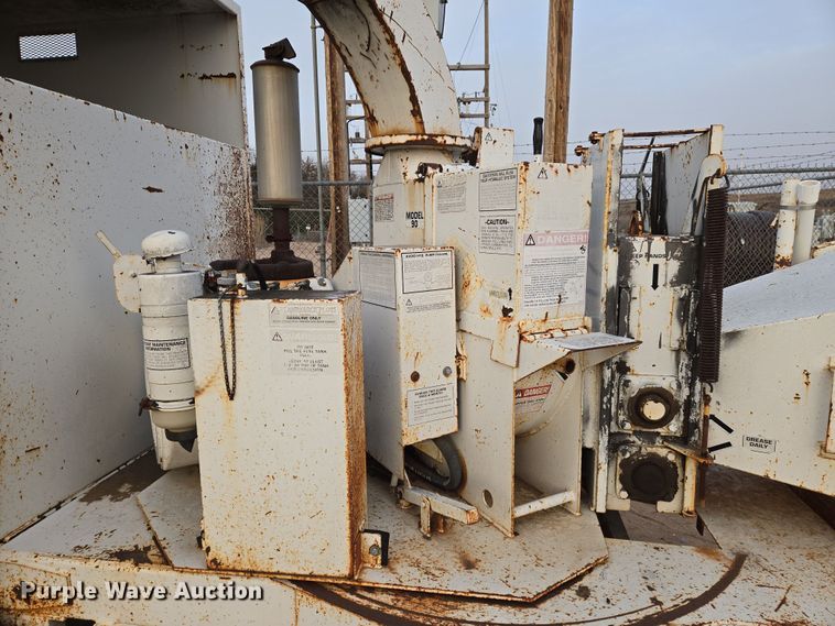 image for item EN8775 1994 Brush Bandit CB90 wood chipper