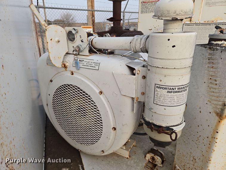 image for item EN8775 1994 Brush Bandit CB90 wood chipper