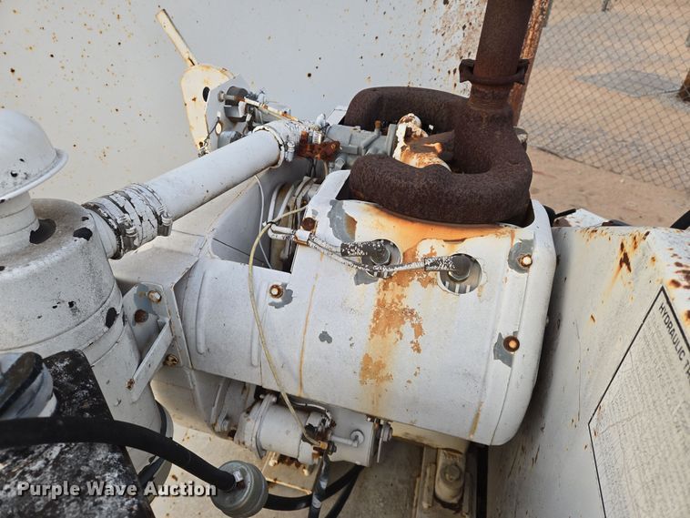 image for item EN8775 1994 Brush Bandit CB90 wood chipper