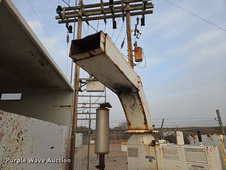 image for item EN8775 1994 Brush Bandit CB90 wood chipper