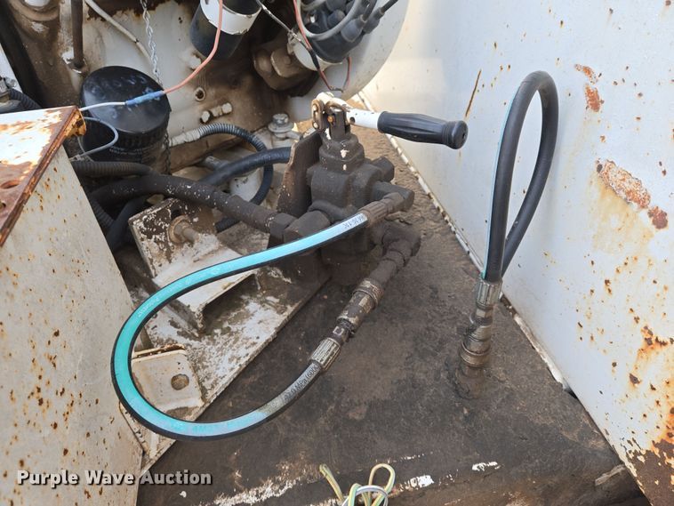 image for item EN8775 1994 Brush Bandit CB90 wood chipper