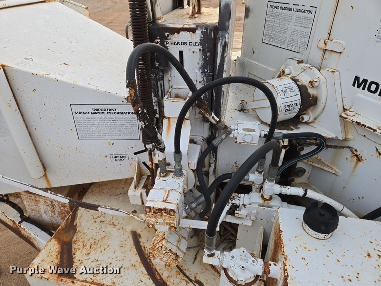 image for item EN8775 1994 Brush Bandit CB90 wood chipper