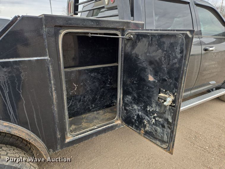 image for item EN8800 2017 Dodge Ram 3500 Crew Cab flatbed pickup truck